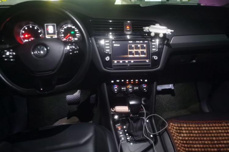 Used Volkswagen Tiguan L 2018 380TSI Automatic All-Wheel Drive Luxury Edition Center Console