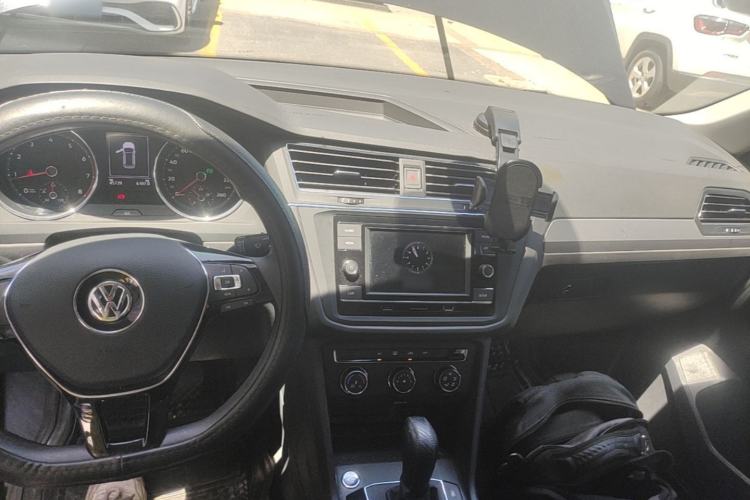 Used Volkswagen Tiguan L 2018 Revised Version 330TSI Automatic Two-Wheel Drive Trendy Edition Center Console