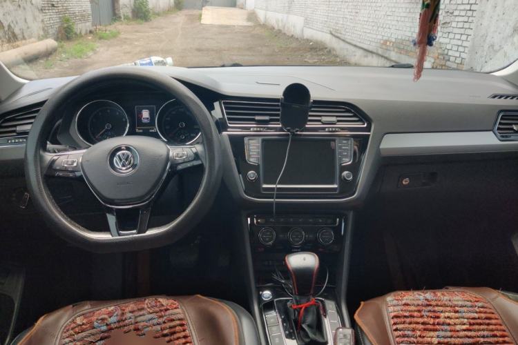 Used Volkswagen Tiguan L 2018 380TSI Automatic All-Wheel Drive Luxury Edition Center Console