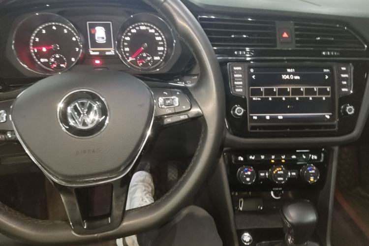 Used Volkswagen Tiguan L 2018 330TSI Automatic Two-Wheel Drive Flagship Edition Center Console
