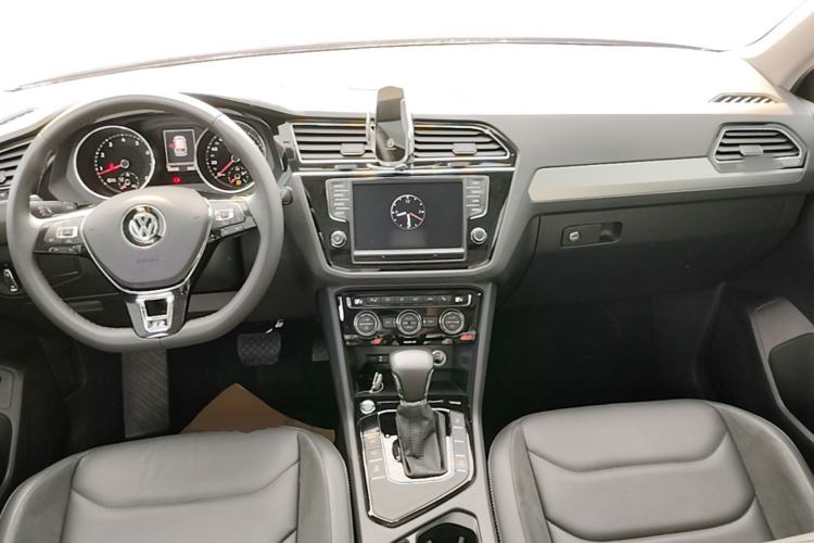 Used Volkswagen Tiguan L 2018 380TSI Automatic All-Wheel Drive Luxury Edition Center Console