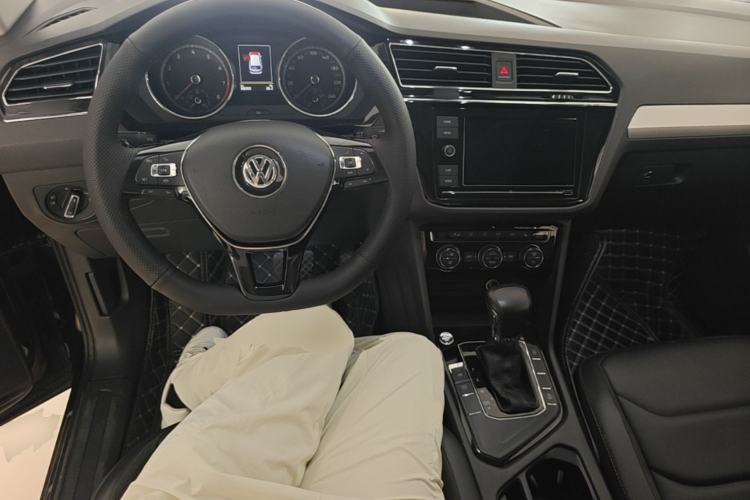 Used Volkswagen Tiguan L 2018 Facelift 330TSI Automatic Two-Wheel Drive Luxury Edition Center Console