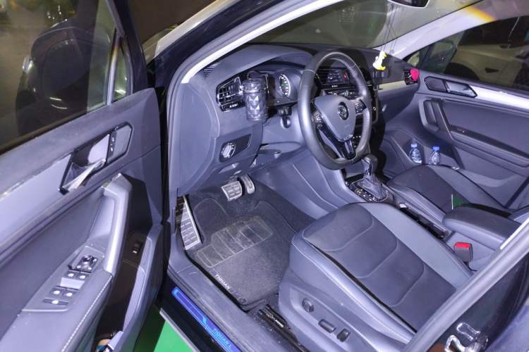 Used Volkswagen Tiguan L 2018 380TSI Automatic All-Wheel Drive Luxury Edition Driver Seat
