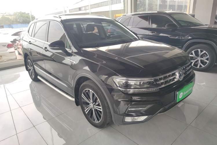 Used Volkswagen Tiguan L 2018 380TSI Automatic All-Wheel Drive Luxury Edition Front Right 45 Deg