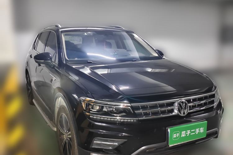Used Volkswagen Tiguan L 2018 380TSI Automatic All-Wheel Drive Luxury Edition Front Right 45 Deg