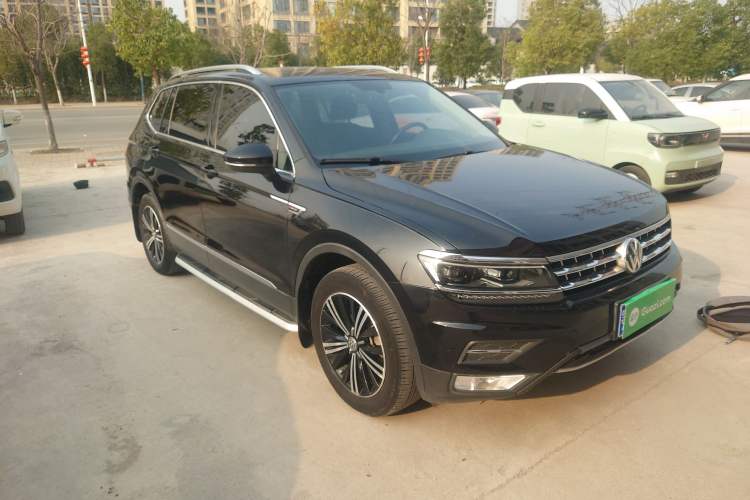 Used Volkswagen Tiguan L 2018 380TSI Automatic All-Wheel Drive Luxury Edition Front Right 45 Deg