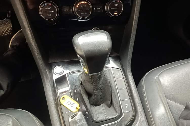 Used Volkswagen Tiguan L 2018 Revised Version 330TSI Automatic Two-Wheel Drive Comfort Edition Gear Lever