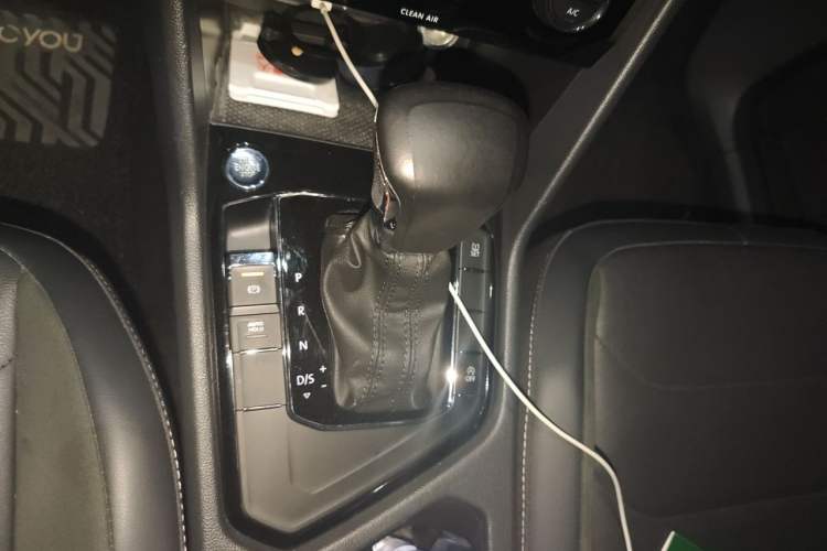 Used Volkswagen Tiguan L 2018 330TSI Automatic Two-Wheel Drive Luxury Edition Gear Lever