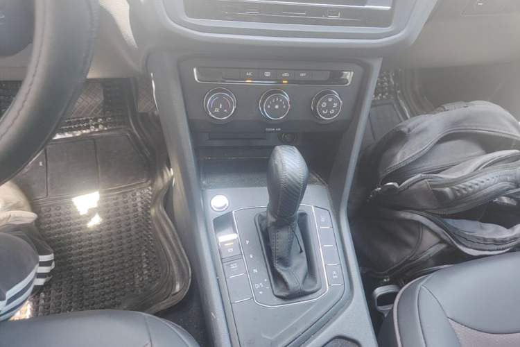 Used Volkswagen Tiguan L 2018 Revised Version 330TSI Automatic Two-Wheel Drive Trendy Edition Gear Lever