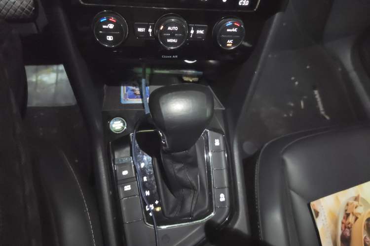 Used Volkswagen Tiguan L 2018 330TSI Automatic Two-Wheel Drive Luxury Edition Gear Lever