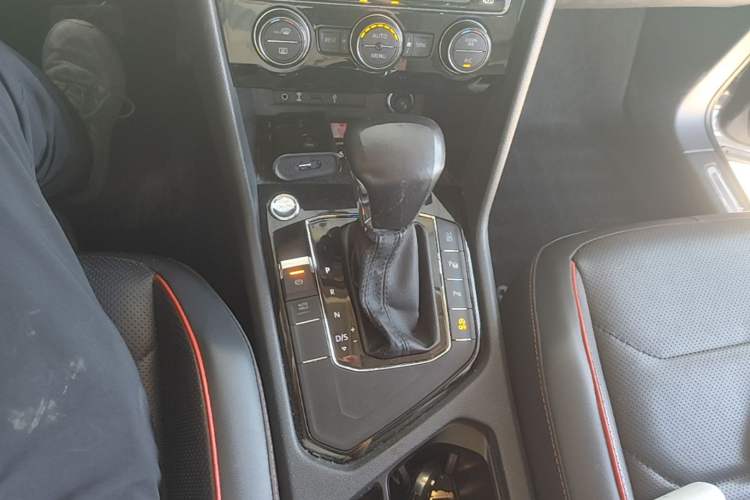 Used Volkswagen Tiguan L 2018 Revised 330TSI Automatic Two-Wheel Drive Flagship Edition Gear Lever