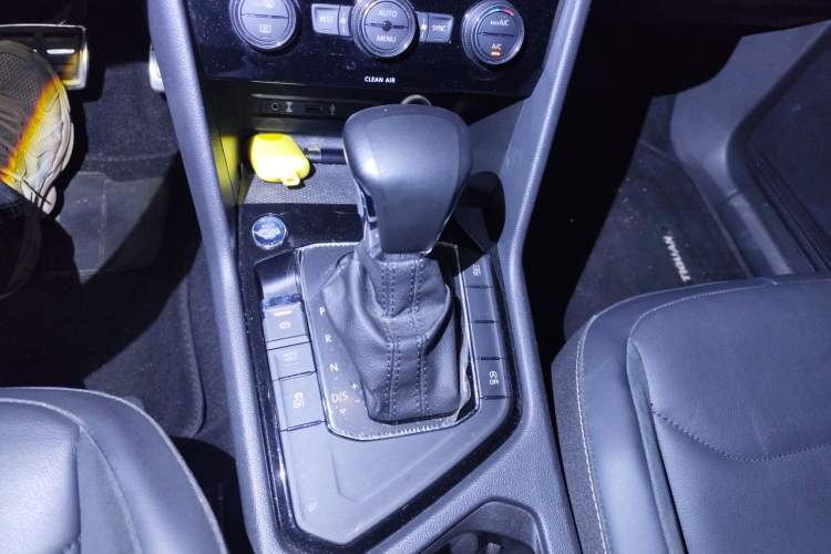 Used Volkswagen Tiguan L 2018 380TSI Automatic All-Wheel Drive Luxury Edition Gear Lever