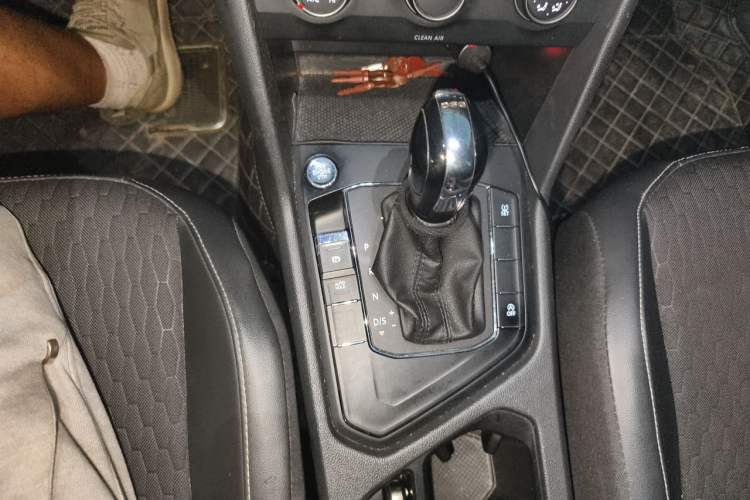 Used Volkswagen Tiguan L 2018 Revised Version 330TSI Automatic Two-Wheel Drive Trendy Edition Gear Lever