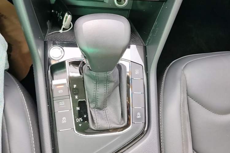 Used Volkswagen Tiguan L 2018 380TSI Automatic All-Wheel Drive Luxury Edition Gear Lever