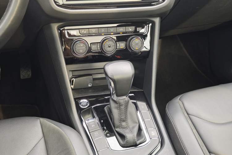 Used Volkswagen Tiguan L 2018 Facelift 330TSI Automatic Two-Wheel Drive Luxury Edition Gear Lever