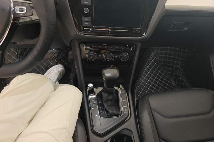 Used Volkswagen Tiguan L 2018 Facelift 330TSI Automatic Two-Wheel Drive Luxury Edition Gear Lever