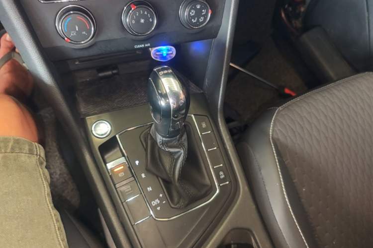Used Volkswagen Tiguan L 2018 330TSI Automatic Two-Wheel Drive Luxury Edition Gear Lever