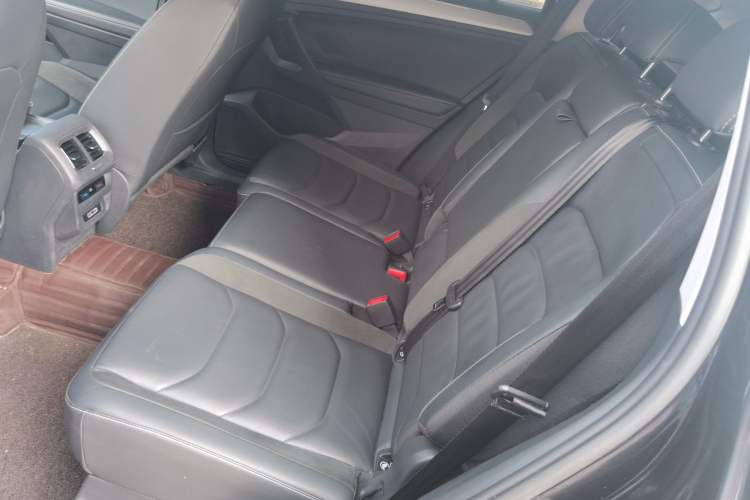 Used Volkswagen Tiguan L 2018 330TSI Automatic Two-Wheel Drive Luxury Edition Interior 2