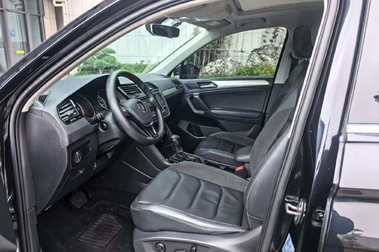 Used Volkswagen Tiguan L 2018 330TSI Automatic Two-Wheel Drive Luxury Edition Interior 2