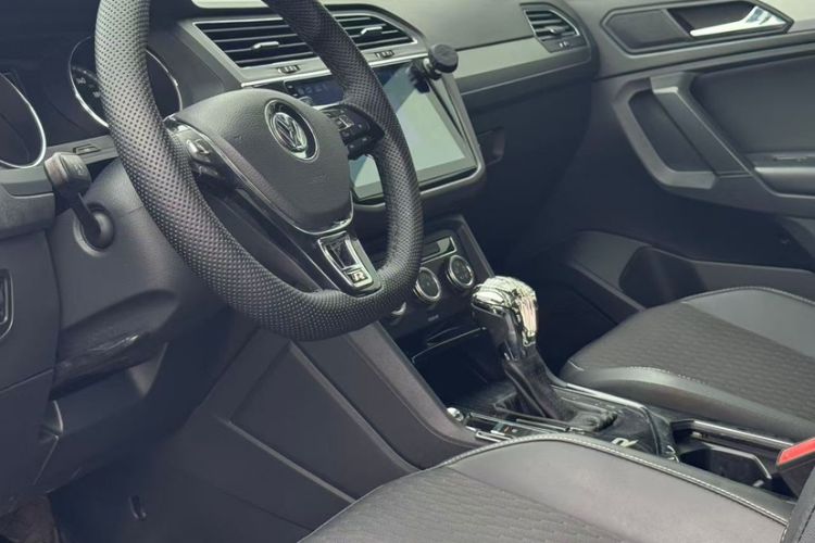 Used Volkswagen Tiguan L 2018 330TSI Automatic Two-Wheel Drive Luxury Edition Interior 2