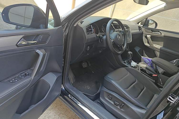 Used Volkswagen Tiguan L 2018 Facelift 330TSI Automatic Two-Wheel Drive Luxury Edition Interior 3