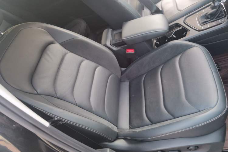 Used Volkswagen Tiguan L 2018 330TSI Automatic Two-Wheel Drive Luxury Edition Interior 3