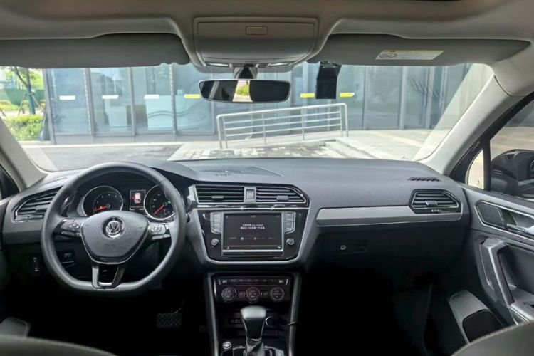 Used Volkswagen Tiguan L 2018 330TSI Automatic Two-Wheel Drive Luxury Edition Interior 3