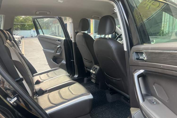 Used Volkswagen Tiguan L 2018 Revised Version 330TSI Automatic Two-Wheel Drive Comfort Edition Interior 3