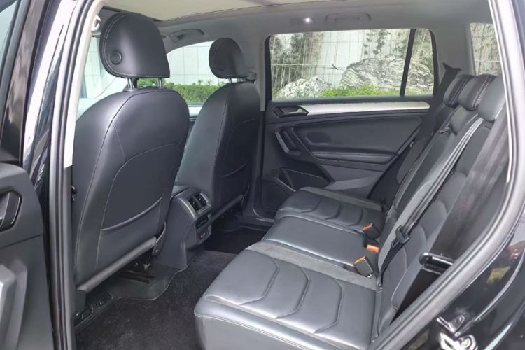 Used Volkswagen Tiguan L 2018 330TSI Automatic Two-Wheel Drive Luxury Edition Interior 4
