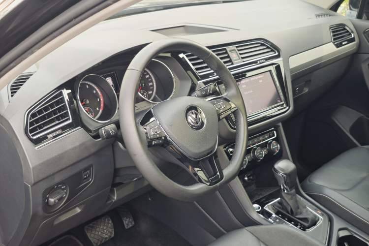 Used Volkswagen Tiguan L 2018 Facelift 330TSI Automatic Two-Wheel Drive Luxury Edition Interior 4