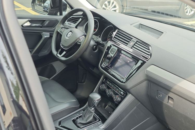 Used Volkswagen Tiguan L 2018 Facelift 330TSI Automatic Two-Wheel Drive Luxury Edition Interior 5