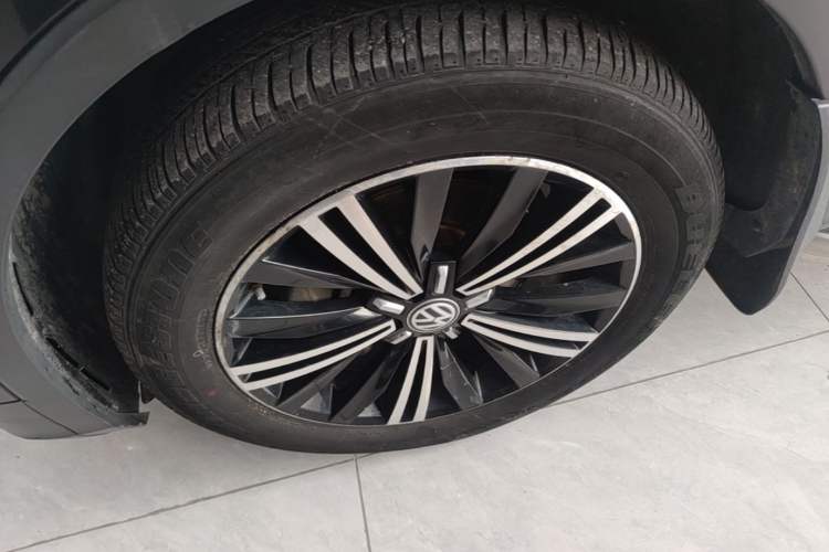 Used Volkswagen Tiguan L 2018 380TSI Automatic All-Wheel Drive Luxury Edition Left Front Wheel Hub