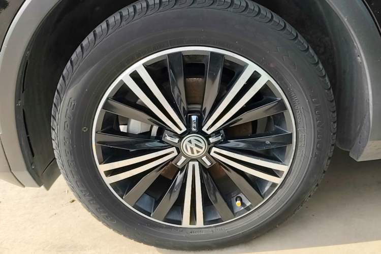 Used Volkswagen Tiguan L 2018 380TSI Automatic All-Wheel Drive Luxury Edition Left Front Wheel Hub