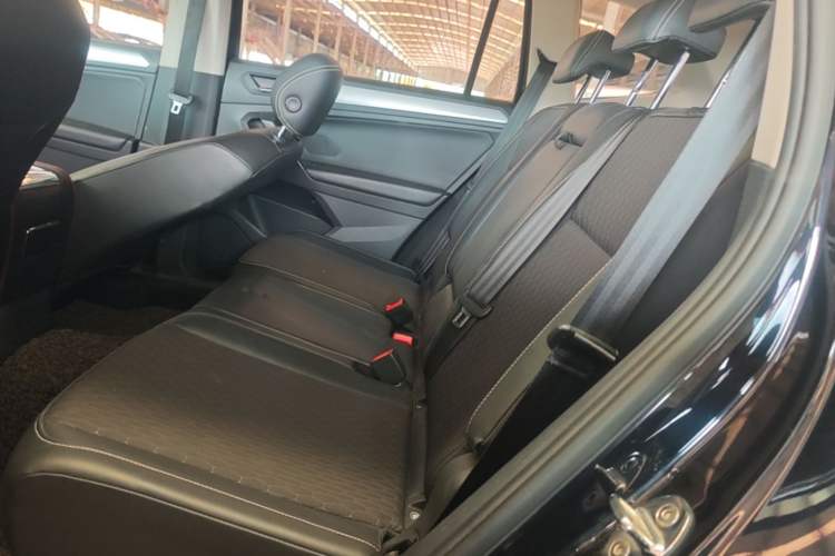 Used Volkswagen Tiguan L 2018 330TSI Automatic Two-Wheel Drive Luxury Edition Left Rear Seat