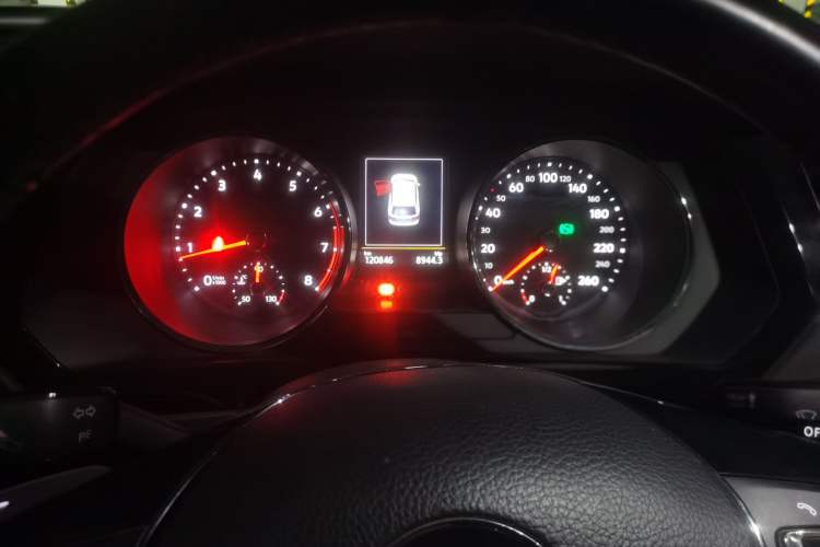 Used Volkswagen Tiguan L 2018 380TSI Automatic All-Wheel Drive Luxury Edition Odometer Close Up