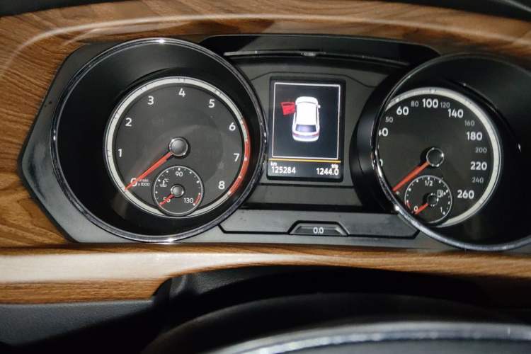 Used Volkswagen Tiguan L 2018 Facelift 330TSI Automatic Two-Wheel Drive Luxury Edition Odometer Close Up