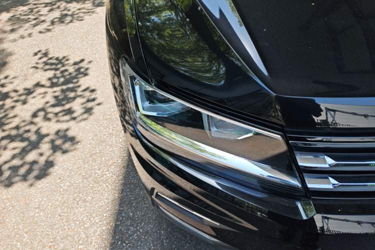 Used Volkswagen Tiguan L 2018 Revised Version 330TSI Automatic Two-Wheel Drive Comfort Edition Right Front Headlight