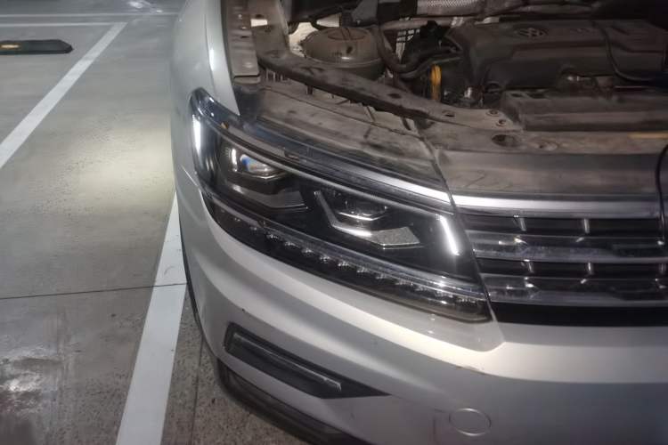 Used Volkswagen Tiguan L 2018 380TSI Automatic All-Wheel Drive Luxury Edition Right Front Headlight