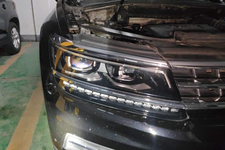 Used Volkswagen Tiguan L 2018 380TSI Automatic All-Wheel Drive Luxury Edition Right Front Headlight