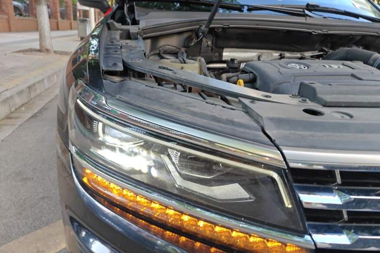 Used Volkswagen Tiguan L 2018 380TSI Automatic All-Wheel Drive Luxury Edition Right Front Headlight