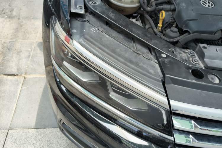 Used Volkswagen Tiguan L 2018 380TSI Automatic All-Wheel Drive Luxury Edition Right Front Headlight