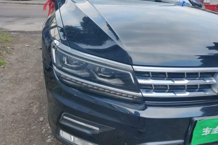 Used Volkswagen Tiguan L 2018 380TSI Automatic All-Wheel Drive Luxury Edition Right Front Headlight