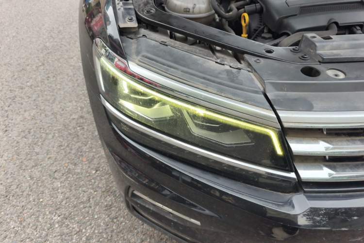 Used Volkswagen Tiguan L 2018 380TSI Automatic All-Wheel Drive Luxury Edition Right Front Headlight