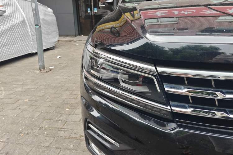 Used Volkswagen Tiguan L 2018 380TSI Automatic All-Wheel Drive Luxury Edition Right Front Headlight