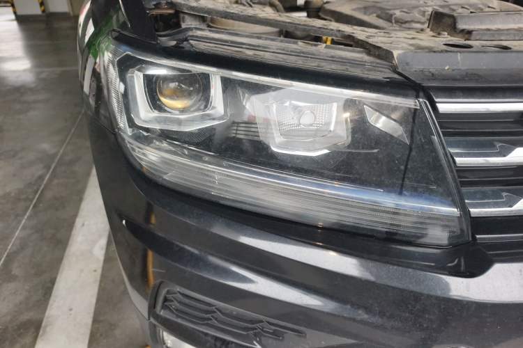Used Volkswagen Tiguan L 2018 Revised Version 330TSI Automatic Two-Wheel Drive Trendy Edition Right Front Headlight