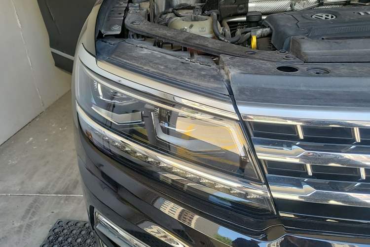 Used Volkswagen Tiguan L 2018 380TSI Automatic All-Wheel Drive Luxury Edition Right Front Headlight