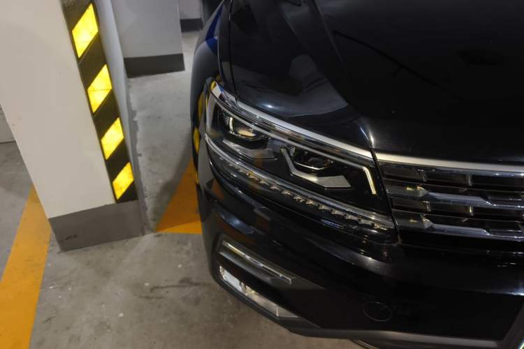 Used Volkswagen Tiguan L 2018 380TSI Automatic All-Wheel Drive Luxury Edition Right Front Headlight