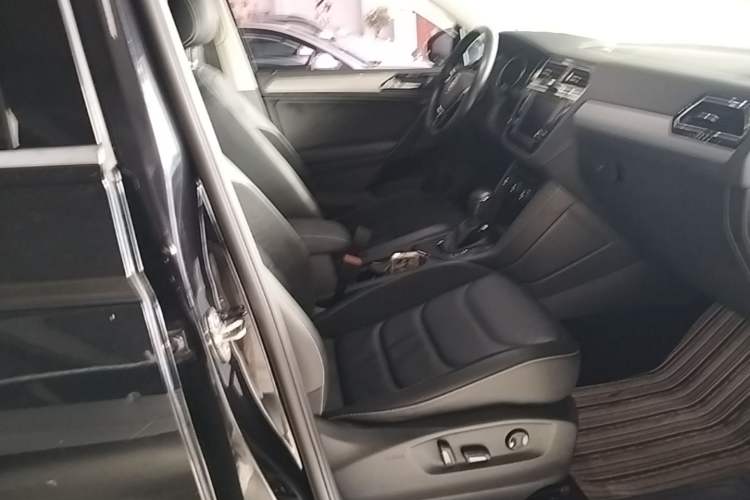 Used Volkswagen Tiguan L 2018 330TSI Automatic Two-Wheel Drive Luxury Edition Right Front Seat
