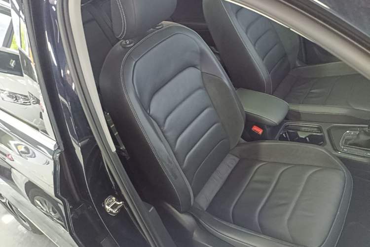 Used Volkswagen Tiguan L 2018 330TSI Automatic Two-Wheel Drive Luxury Edition Right Front Seat