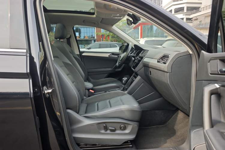 Used Volkswagen Tiguan L 2018 Facelift 330TSI Automatic Two-Wheel Drive Luxury Edition Right Front Seat